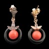 Boucles d'oreilles pendantes en onyx, corail et diamants