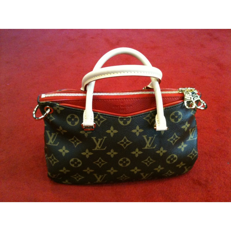 Sac Louis Vuitton Pallas PM en toile monogram et cuir cerise