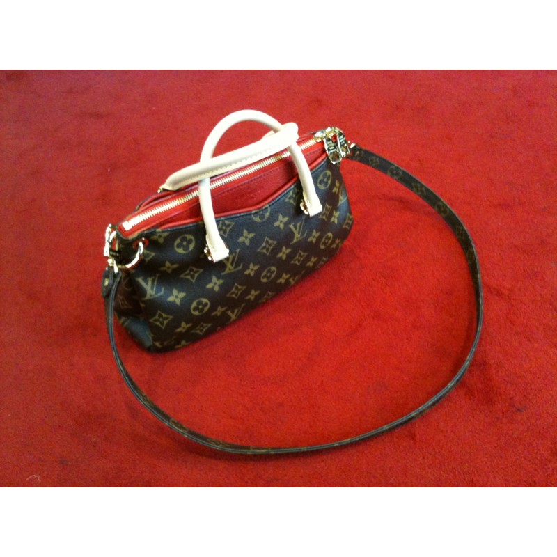 Sac Louis Vuitton Pallas PM en toile monogram et cuir cerise