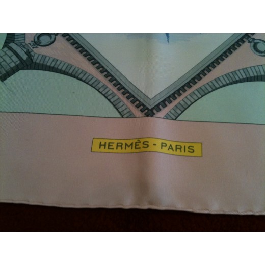 Carré Hermès Bordeaux Porte océane en soie