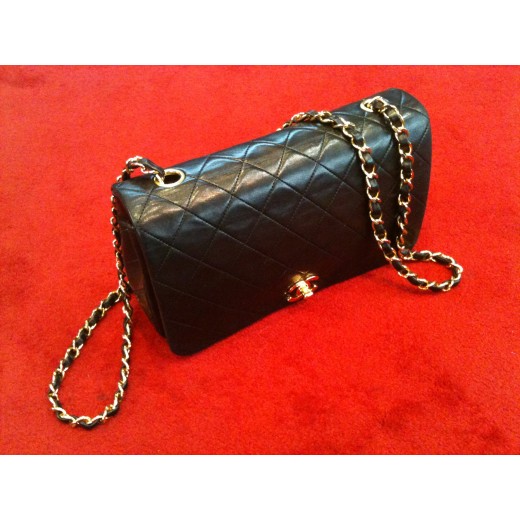Sac Chanel en cuir matelasse noir