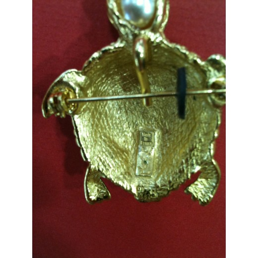 Broche Yves Saint Laurent Tortue en métal doré 