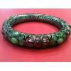 Bracelet ancien émeraudes et rubis bruts sur argent
