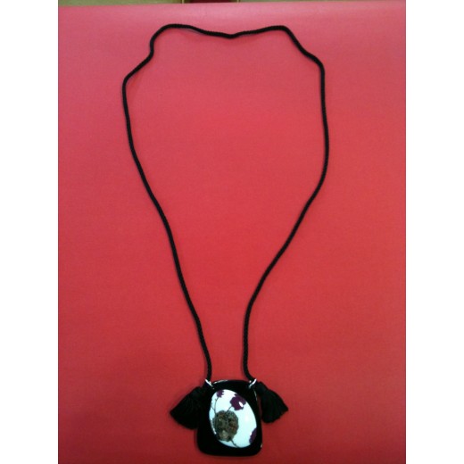 Pendentif Bernardaud en porcelaine et résine sur cordon noir