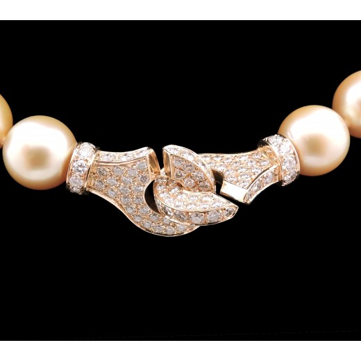 Collier de perles Gold et fermoir menottes diamants