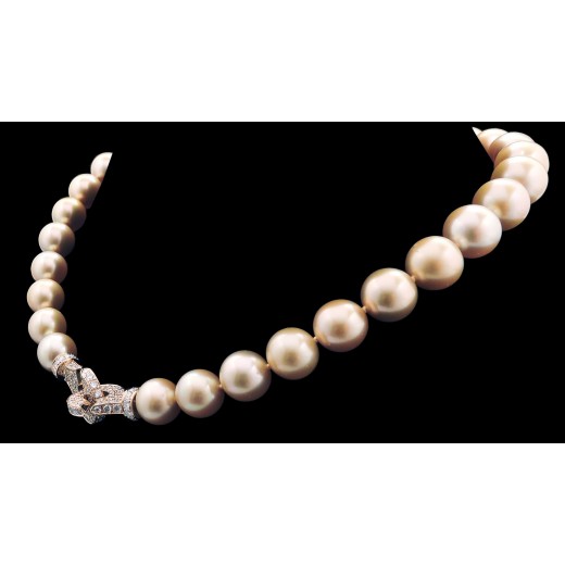 Collier de perles Gold et fermoir menottes diamants