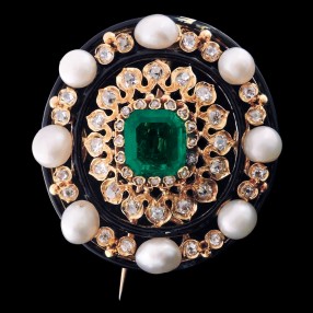 Broche ovale émeraude, perles et diamants