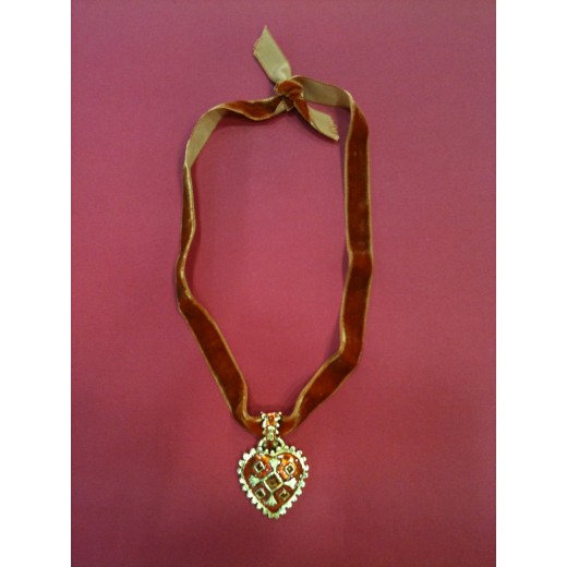 Collier Yves Saint Laurent Coeur sur cordon de velours