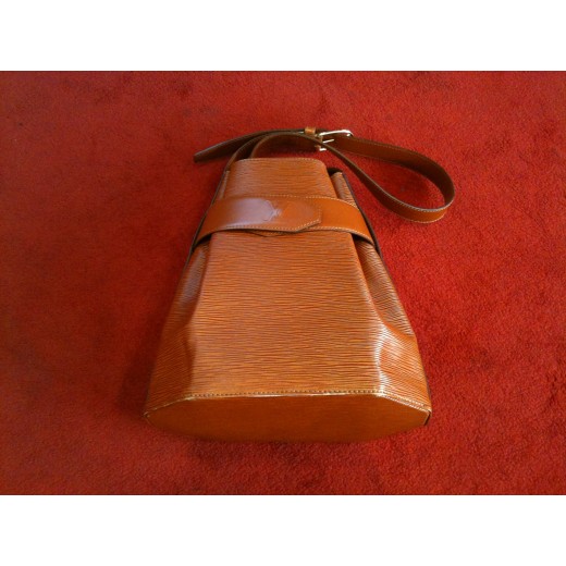 Sac Louis Vuitton en cuir épi cannelle