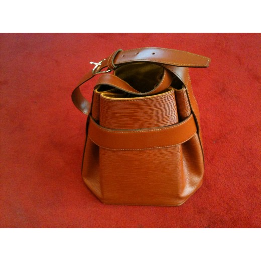 Sac Louis Vuitton en cuir épi cannelle