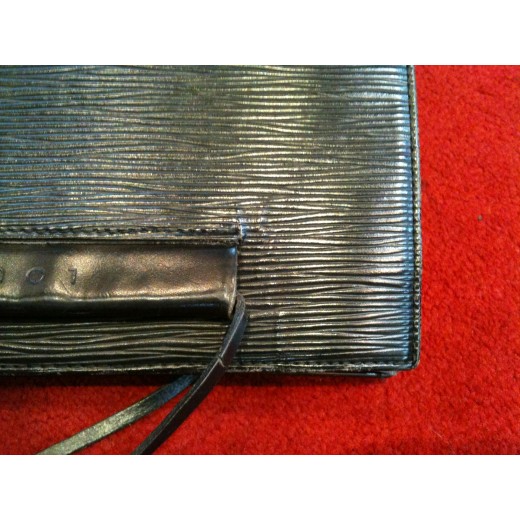 Sac Louis Vuitton Saint Tropez en cuir épi noir