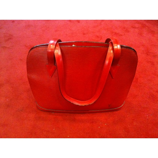 Sac Louis Vuitton Lussac en cuir épi rouge