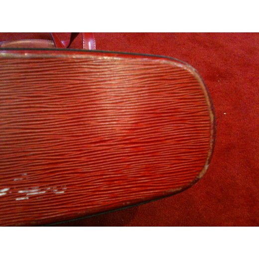 Sac Louis Vuitton Lussac en cuir épi rouge