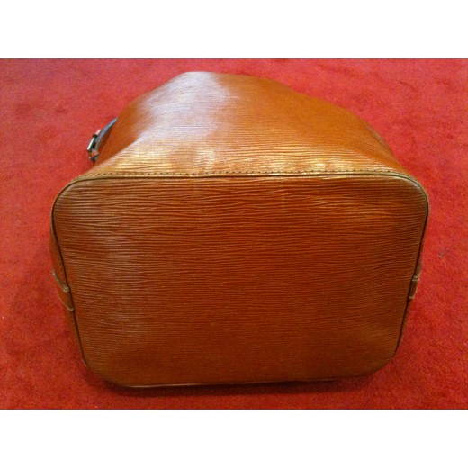 Sac Louis Vuitton Petit Noé en cuir épi brique