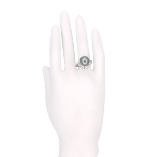 Bague en or blanc avec perle grise