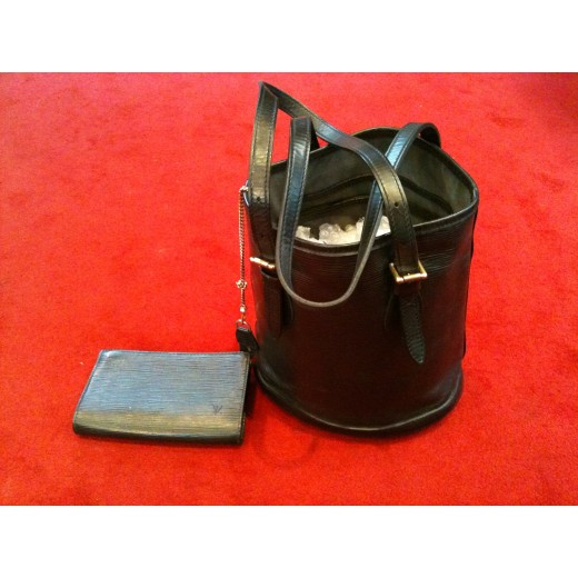 Sac Louis Vuitton Petit  Bucket en cuir épi noir