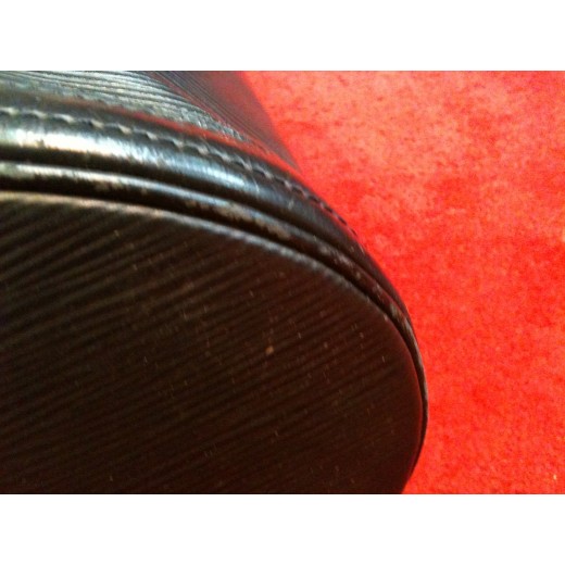 Sac Louis Vuitton Petit  Bucket en cuir épi noir