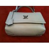 Sac Louis Vuitton Lockme II en cuir mastic