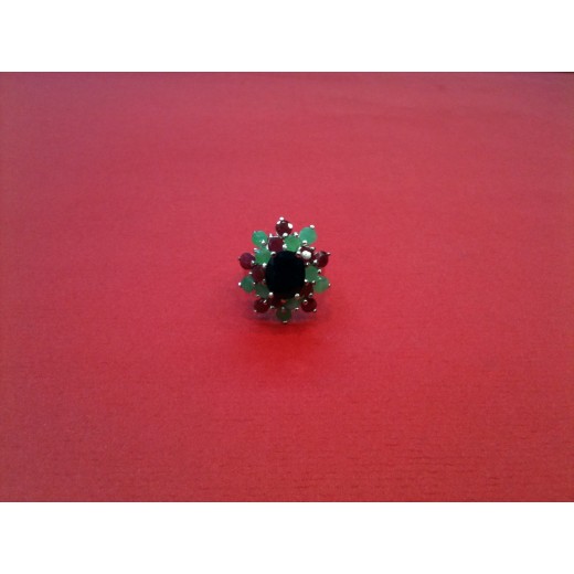 Bague moderne en argent, saphir, émeraudes et rubis