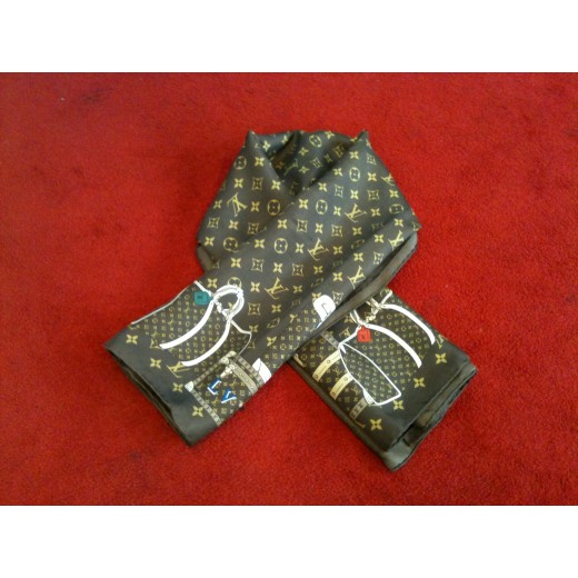 Carré Monogram Louis Vuitton Truncks