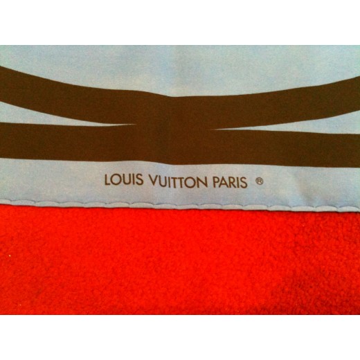 Foulard Louis Vuitton en soie.