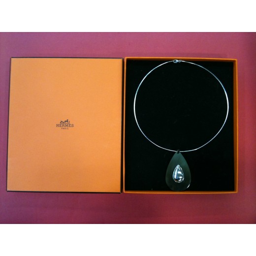Collier Hermès en corne sur câble en argent
