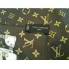 Carré Louis Vuitton Monogram Trunks en twill de soie.