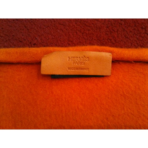 Cape Hermès en cachmire orange et franges en cuir