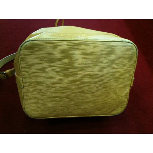 Sac Louis Vuitton Noé  en cuir épi jaune