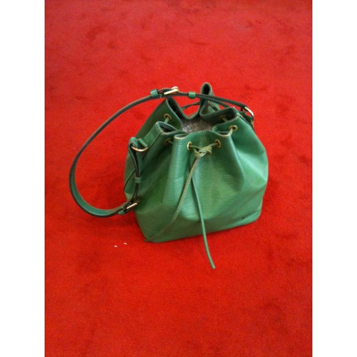 Sac Louis Vuitton Noé  en cuir épi vert