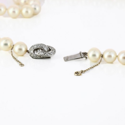 Collier perles de culture en choker et fermoir noeud en diamants