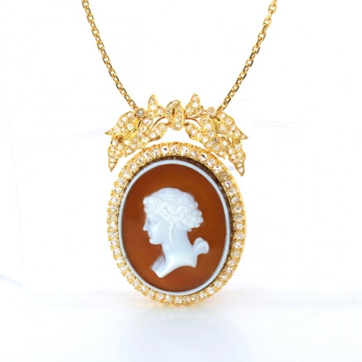  Pendentif camé en agathe rose en or jaune 18 k sur chaine en or jaune 18 k