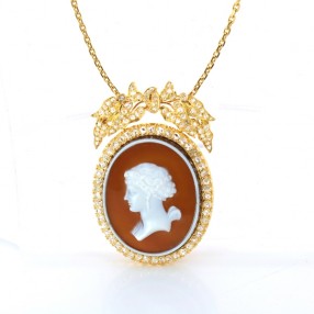  Pendentif camé en agathe rose en or jaune 18 k sur chaine en or jaune 18 k