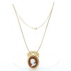  Pendentif camé en agathe rose en or jaune 18 k sur chaine en or jaune 18 k