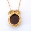  Pendentif camé en agathe rose en or jaune 18 k sur chaine en or jaune 18 k