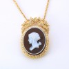  Pendentif camé en agathe rose en or jaune 18 k sur chaine en or jaune 18 k
