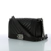 Sac Chanel Boy en cuir de veau chevrons  noir