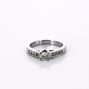 Bague solitaire en or blanc 18 k et diamants