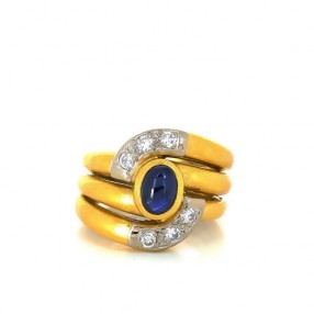 Bague en or jaune godrons avec diamants et cabochon saphir