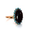 Bague en or jaune avec cabochon grenat et turquoises