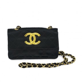 Pochette Chanel en satin noir matelassé