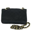 Pochette Chanel en satin noir matelassé