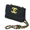 Pochette Chanel en satin noir matelassé