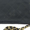 Pochette Chanel en satin noir matelassé