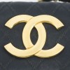 Pochette Chanel en satin noir matelassé