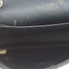 Pochette Chanel en satin noir matelassé