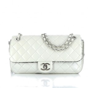 Sac Chanel à rabat en cuir...