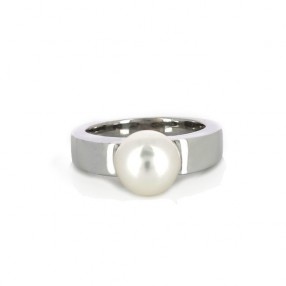 Bague en or blanc avec une...