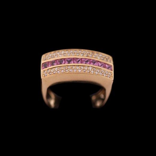 Bague en or, diamants et saphirs rose