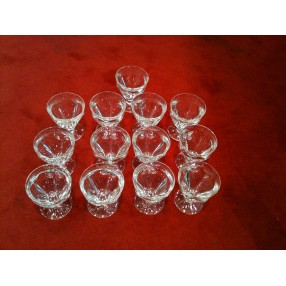 Service de douze verres à pied " Baccarat " 